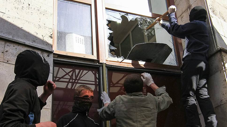 Около тысячи человек пикетировали здание СБУ, требуя освобождения Александра Харитонова, который до этого провозгласил себя «народным губернатором» области и был арестован по подозрению в попытке свержения конституционного строя