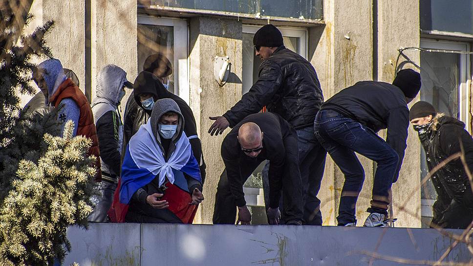 В Луганске митингующие пошли на штурм здания управления Службы безопасности Украины