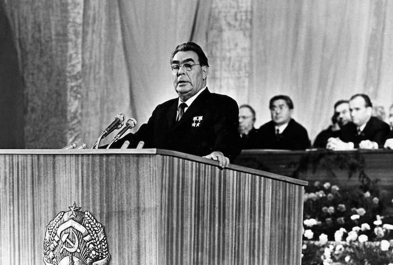 «Оградить руководителя от критики — значит его погубить. Тот, кто перестает воспринимать критику, потерян для дела» Первые свидетельства плохого самочувствия Леонида Брежнева появились в 1968 году. Во время принятия решения о вторжении в Чехословакию Брежнев, по воспоминаниям очевидцев, был заторможен и неадекватен, что явилось следствием злоупотребления снотворными (нембуталом). В начале 1976 года Брежнев перенес клиническую смерть. Восстановиться полностью ему так и не удалось. Он страдал нервно-психической слабостью, атеросклерозом мозговых сосудов