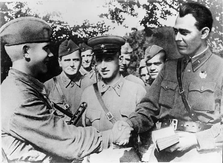 «Если бы спросили меня сегодня, какой главный вывод сделал я, пройдя войну от первого до последнего дня, я бы ответил: быть ее больше не должно. Быть войны не должно никогда» Во время войны Брежнев принимал участие в мобилизации населения в Красную Армию, занимался эвакуацией промышленности, был активным участником подавления движения за независимость Украины — ОУН. В 1946 году по рекомендации Никиты Хрущева был назначен на должность первого секретаря Запорожского обкома партии. В октябре 1952 года после личной встречи со Сталиным на XIX съезде партии был избран членом ЦК