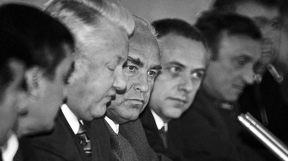 «Есть еще время сохранить лицо. Потом придется сохранять другие части тела»  В начале 1980-х годов Черномырдин познакомился с Борисом Ельциным, который в то время занимал пост первого секретаря Свердловского обкома КПСС. В декабре 1992 года тот, после отставки Гайдара, предложил кандидатуру Черномырдина на должность председателя правительства России 