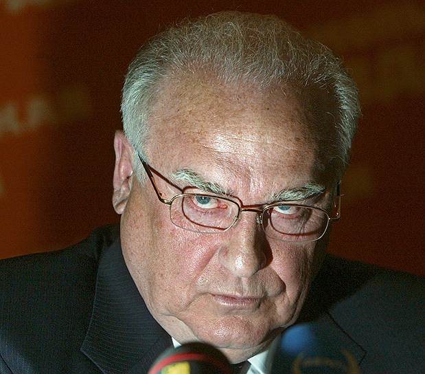 О вступлении Украины в НАТО: «Зачем нам куда-то вступать? Нам не надо никуда вступать! Мы обычно уж если начнем куда-то вступать, так обязательно куда-нибудь и наступим! Понимаете, Украина ставит этот вектор так перпендикулярно, что никому ничего не понятно»  С 2001 года в течение восьми лет (что противоречило негласному правилу регулярной ротации глав дипломатических представительств за рубежом) Виктор Черномырдин был послом РФ на Украине. В 2001 году он был награжден орденом «Казацкой славы» первой степени и удостоен звания генерала казачества. В 2009 году министерство иностранных дел Украины, недовольное комментариями и высказываниями Черномырдина об Украине и ее руководстве, заявило, что может объявить российского посла персоной нон грата. Украинское правительство отрицало причастность к заявлению, а министр Огрызко, объявивший об этом, был отправлен в отставку 