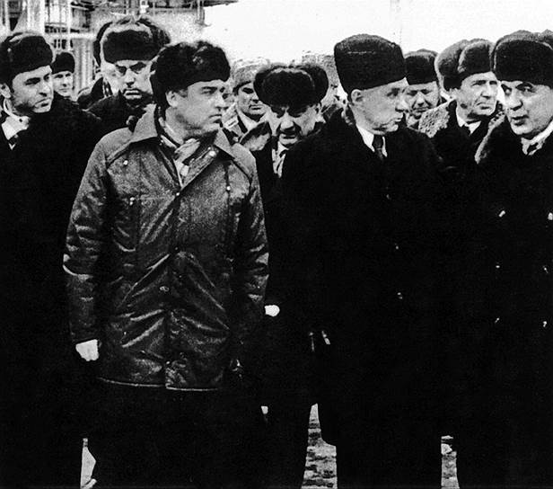 «У меня к родному языку вопросов нет»  В 1962 году Виктор Черномырдин поступил в Куйбышевский политехнический институт, который окончил по специальности инженер-технолог. В 1968 году он решил продолжить образование и поступил во Всесоюзный заочный политехнический институт, по окончании которого получил диплом инженера-экономиста. После переезда в Москву работал инструктором отдела тяжелой промышленности ЦК КПСС, защитил диссертацию  На фото: Виктор Черномырдин и Алексей Косыгин (в центре) на Оренбургском газзаводе, 1975 год 