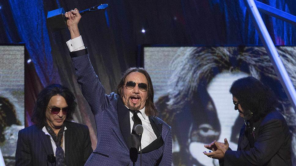 Слева направо: музыканты Kiss Пол Стэнли, Эйс фрейли и Джин Симмонс