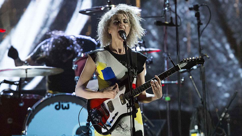 Певица Энни Кларк, выступающая под псевдонимом St. Vincent, и музыкант Дэйв Грол