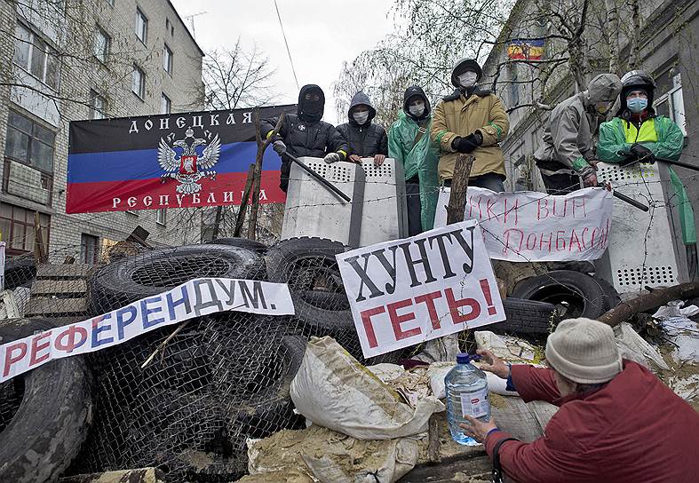 В связи с обострившейся ситуацией на востоке Украины Совет национальной безопасности страны принял решение о начале широкомасштабной операции с привлечением Вооруженных сил На фото ситуация в Славянске