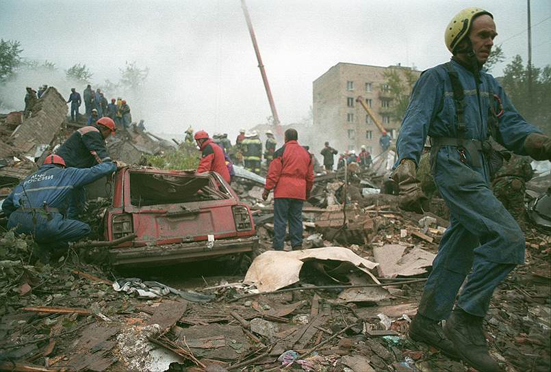13 сентября 1999 года. Спасатели МЧС разбирают завалы на месте взрыва дома №6 на Каширском Шоссе в Москве. До этого жилые дома были взорваны в Буйнакске и Волгодонске. В результате терактов с 6 по 19 сентября погибли 307 человек и 1700 получили ранения. Следствие пришло к выводу, что организацией и финансированием терактов занимались руководители банд, вторгшихся в Дагестан