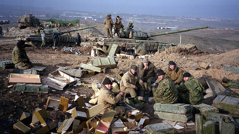 Январь 2000 года. Солдаты отдыхают на позиции на северной окраине Грозного