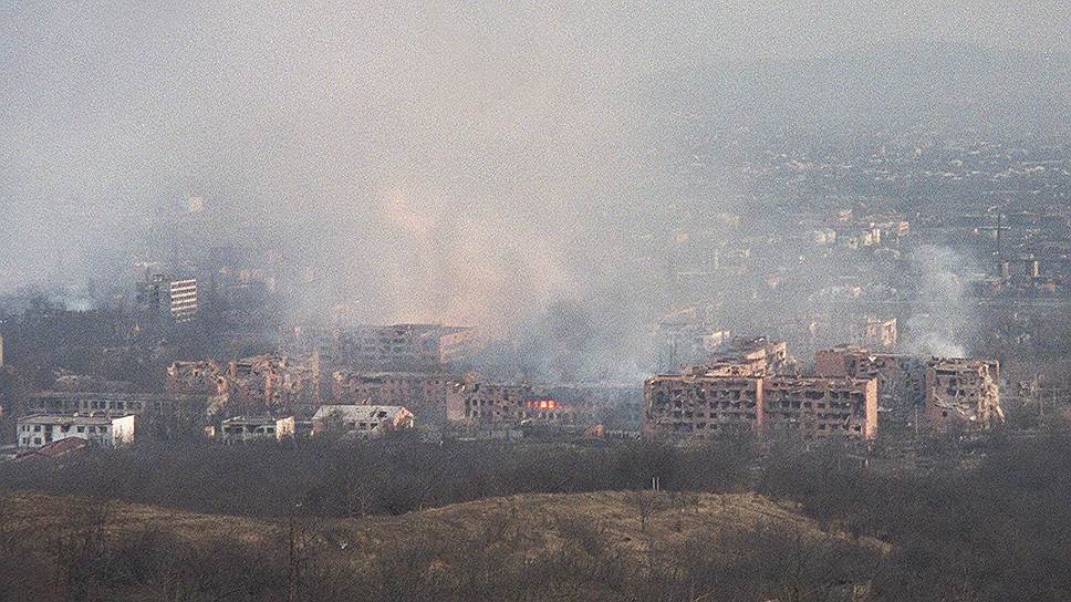 Январь 2000 года. Пожар в разрушенных домах в северных районах Грозного. Активная фаза боев в городе длилась весь месяц