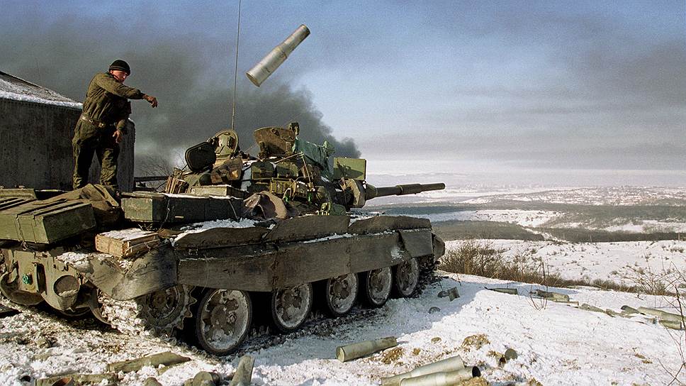 Январь 2000 года. Стрельба с позиции в окрестностях Грозного. Активная фаза боев в рамках КТО продлилась с сентября 1999 по апрель 2000 года. Одной из ее главных задач было освобождение столицы Чечни от боевиков