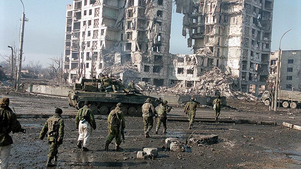Февраль 2000 года. Военнослужащие федеральных сил в разрушенном Грозном. 6 февраля было объявлено о завершении операции по освобождению столицы Чечни от террористов