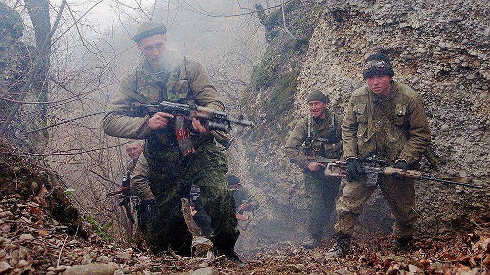 Февраль 2000 года. Солдаты продвигаются к позициям боевиков в Веденском ущелье на юге Чечни. После вытеснения террористов из столицы активные бои переместились на юг республики