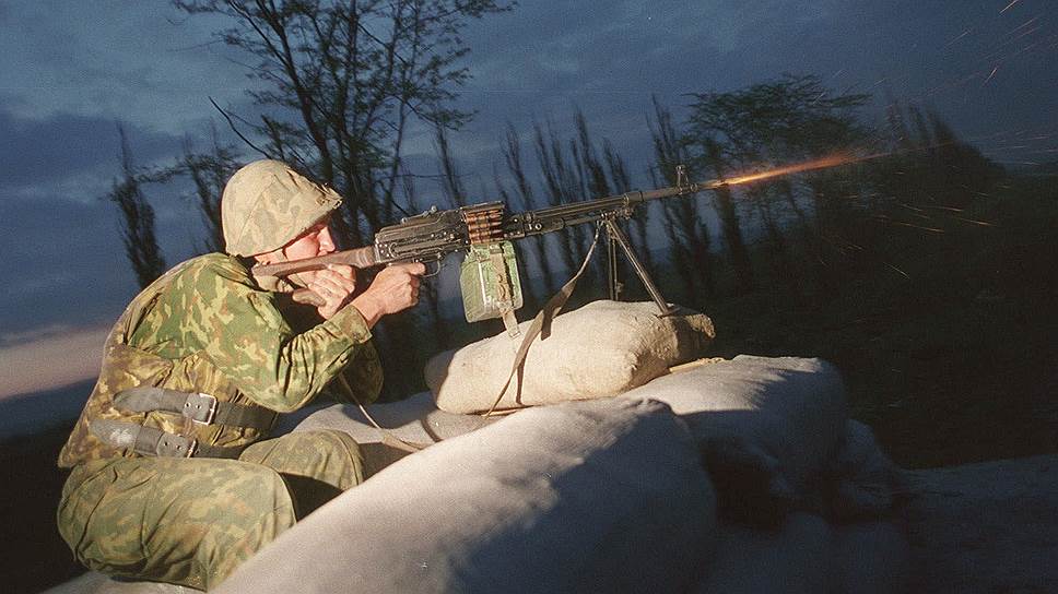 Май 2000 года. Солдат ведет стрельбу на блокпосту в районе Грозного. Накануне боевики устроили засаду на колонну федеральных сил, убив по меньшей мере 18 военных