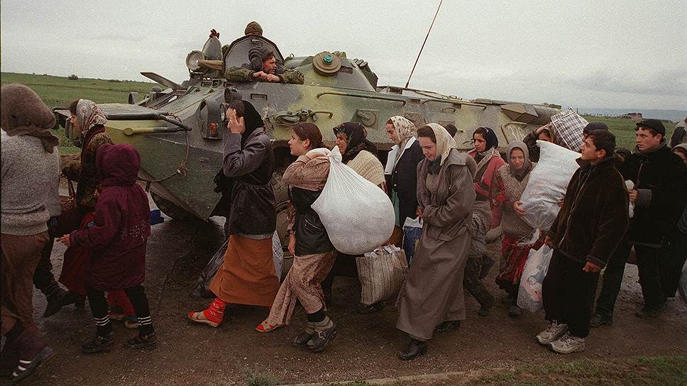 1 ноября 1999 года. Жители Чечни покидают Гудермес — второй по величине город республики. Накануне были открыты несколько пунктов пересечения границы, установленных на границах республики на время проведения КТО
