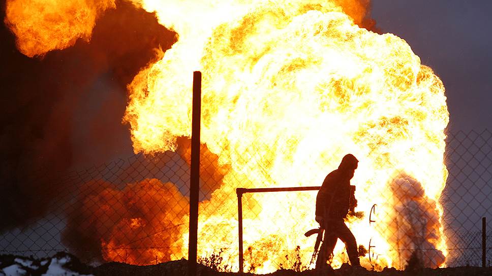 Ноябрь 2006 года. Сотрудник чеченской милиции патрулирует зону нефтедобычи, где недавно террористы взорвали несколько скважин при помощи самодельных взрывных устройств