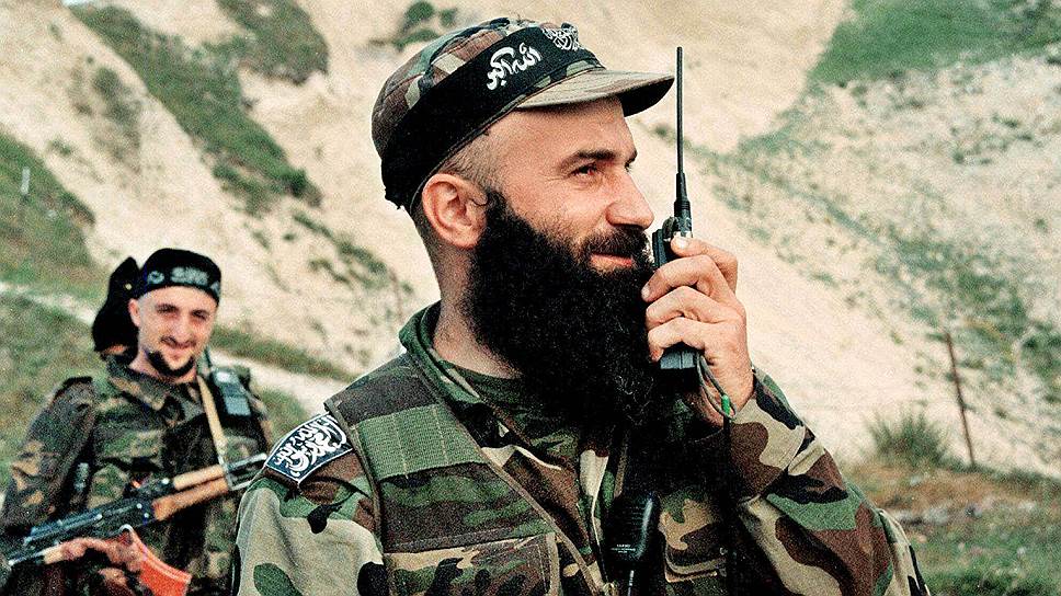 11 августа 1999 года. Чеченский полевой командир Шамиль Басаев (справа) в горах Дагестана. 7 августа отряд боевиков численностью до 500 человек под командованием Басаева и Хаттаба вторглись в Ботлихинский и Новолакский районы Дагестана. Спустя четыре дня силовые ведомства объявили о проведении контртеррористической операции на территории республики