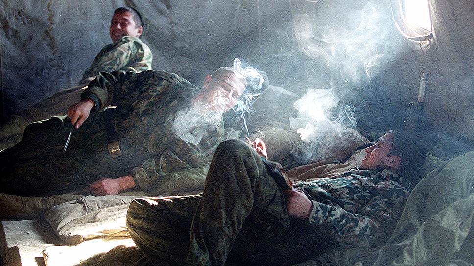 Ноябрь 1999 года. Артиллеристы отдыхают в палатке после боев в районе Гудермеса