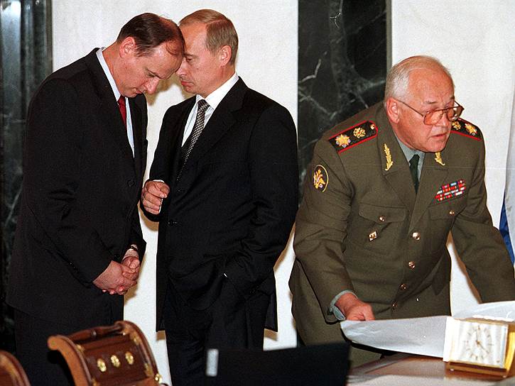 7 сентября 1999 года. Директор ФСБ Николай Патрушев (слева), председатель правительства Владимир Путин (в центре) и министр обороны Игорь Сергеев на заседании Совбеза РФ по восстановлению конституционного порядка и стабильности в Дагестане. 15 сентября Минобороны доложило об освобождении Дагестана от боевиков