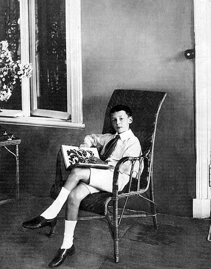 Владимир Набоков родился 22 апреля 1899 года в Санкт-Петербурге. Считается, что основателем его рода был обрусевший татарский князь — мурза Набок. По одному из преданий, отец писателя являлся незаконнорожденным сыном самого Александра II. В семье Набокова говорили на трех языках (русский, английский и французский), которые с детства выучил и будущий писатель. Сам он часто повторял, что научился читать по-английски раньше, чем по-русски. Литературой будущий писатель увлекся в Тенишевском училище в Петербурге, где на собственные деньги издал свой первый поэтический сборник «Стихи» 