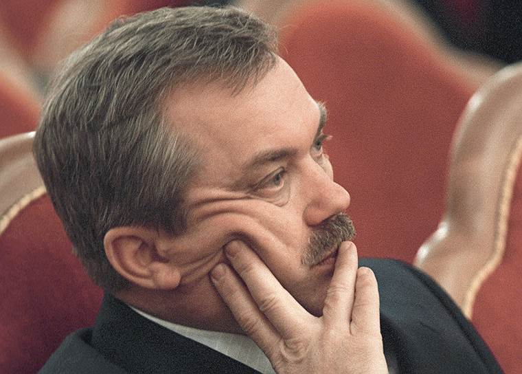 14 октября 2005 года в ходе теледебатов перед выборами в Белгородскую облдуму Владимир Жириновский назвал губернатора области Евгения Савченко (на фото) «негодяем, мерзавцем и преступником». 6 сентября 2006 года суд обязал лидера ЛДПР выплатить главе региона компенсацию в 500 тыс. руб.