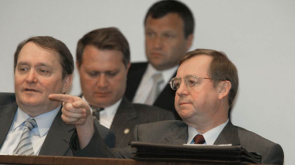 18 ноября 1994 года во время выступления в Госдуме господин Жириновский назвал руководителя Федеральной службы контрразведки Сергея Степашина агентом ЦРУ и «Моссада». По словам господина Степашина, который подал на обидчика в суд, лидер ЛДПР выплатил ему компенсацию