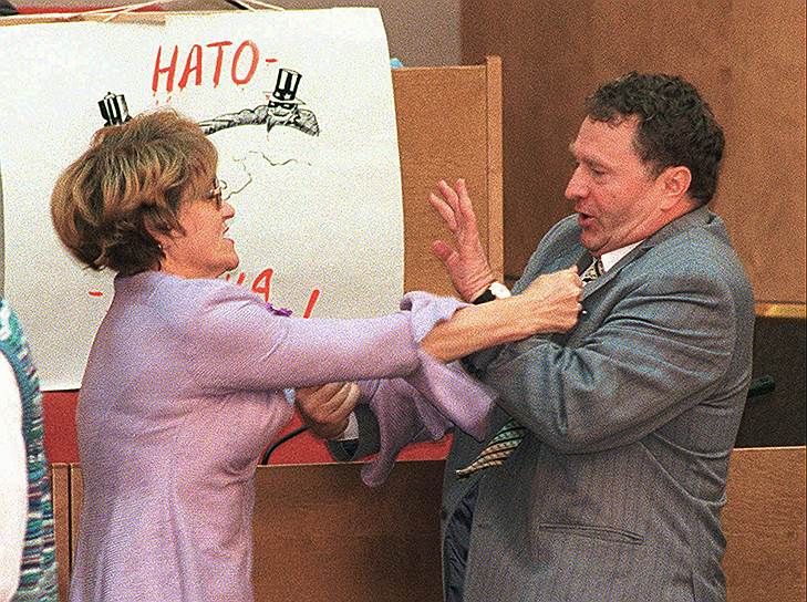 9 сентября 1995 года в ходе драки в Госдуме, завязавшейся во время обсуждения ситуации на Балканах, господин Жириновский оттаскал за волосы депутата Евгению Тишковскую и ударил в лицо ее коллегу Нину Волкову. 11 августа 1998 года суд обязал ЛДПР выплатить госпоже Тишковской 20 тыс. руб.