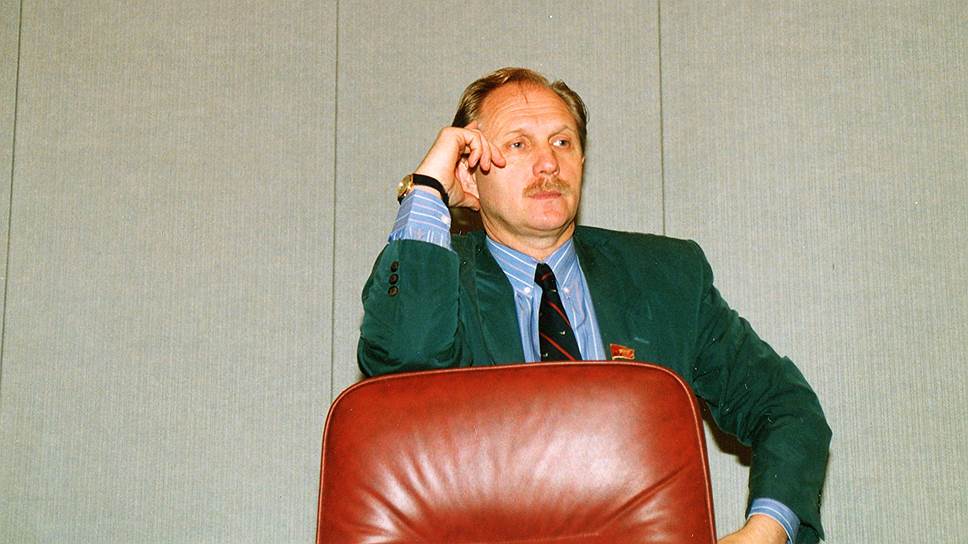 4 июня 1999 года в ответ на обвинения в адрес ЛПДР в распространении ложных слухов о состоянии здоровья Бориса Ельцина Владимир Жириновский пригрозил «выкинуть» из Госдумы депутата «Российских регионов» Владимира Семаго (на фото). Решением палаты господина Жириновского лишили голоса на одно заседание