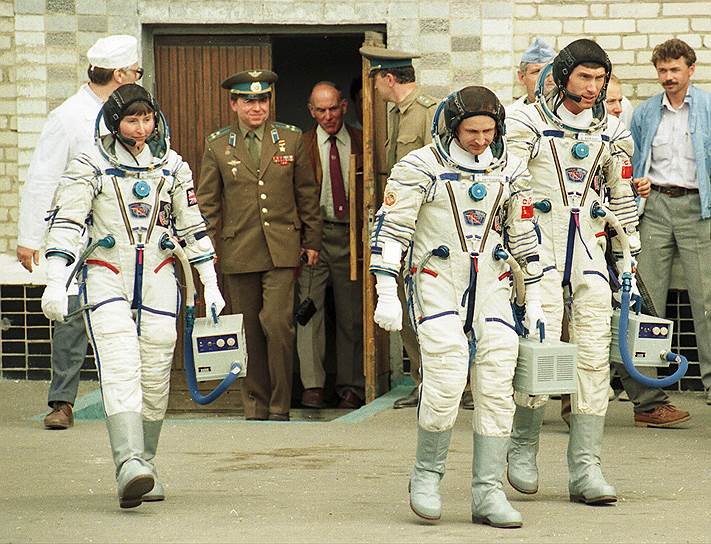 Первыми коммерческими космонавтами, отправившимися в космос в 1990 и 1991 году, стали Тоехиро Акияма из Японии и Хелен Шарман (слева) из Великобритании. На космических кораблях Союз ТМ-11 и Союз ТМ-12 они полетели на советскую орбитальную станцию «Мир»  