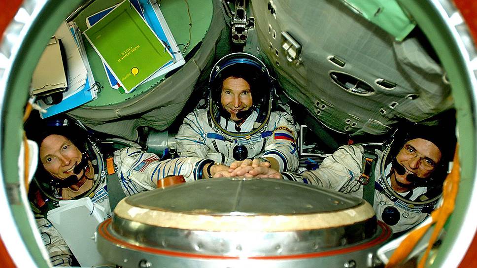Следующим туристом в космосе 1 октября 2005 года стал американский бизнесмен Грегори Олсен (слева) с трудом преодолевший медицинские противопоказания. Компанию на борту корабля Союз ТМА-7 Олсену составили российский космонавт Валерий Токарев (в центре) и американский астронавт Уильям МакАртур (справа). За полет он также заплатил $20 млн 