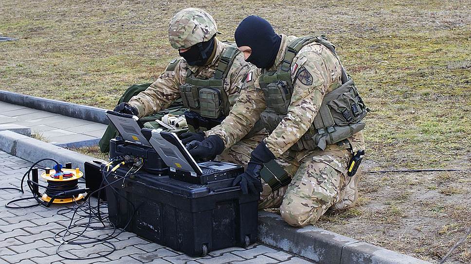 Военнослужащие польских вооруженных сил управляют ударно-разведывательным беспилотником БЛА (дрон) типа FlyEye 