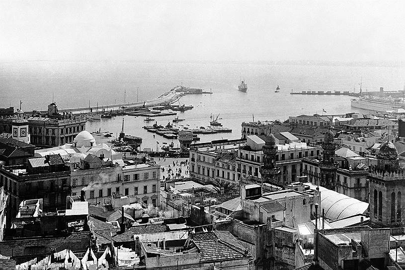 О получении Алжиром автономии заговорили в 1918 году после обнародования «Четырнадцати пунктов» Вудро Вильсона (проект мирного договора, завершающего Первую мировую войну). В 1926 году было основано национально-революционное движение «Североафриканская звезда» (Etoile nordafricaine), целью которого было добиться улучшения условий труда рабочих во всех французских колониях Северной Африки. Оно существовало на протяжении трех лет, после чего было упразднено по требованию французских властей. Ему на смену в 1938 году пришел Алжирский народный союз (Union populaire algérienne), созданный Ферхатом Аббасом и позднее переименованный в Демократический союз Алжирского манифеста