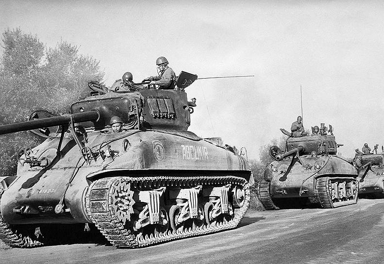 В ночь на 1 ноября 1954 года с атаки повстанцев ряда французских объектов началась война в Алжире. Момент для восстания был выбран благоприятный, поскольку часть французских войск находилась в Индокитае, где к тому времени Франция потеряла часть колоний. Впрочем, повстанцы также не отличались военной мощью: отряды состояли из 500—800 полноценных бойцов и испытывали дефицит оружия