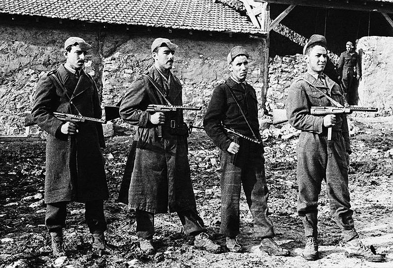В 1956 году независимость получили соседние французские колонии Тунис и Марокко; на территории обеих стран сразу же появились лагеря алжирских повстанцев. В августе окончательно была сформирована Армия национального освобождения, которая составляла вооруженное крыло ФНО. Ее действия сводились к нападениям на армейские конвои, небольшие гарнизоны и посты, подрывы мостов и линий связи. Активно велась информационная война, детям запрещали посещать французские школы, простых алжирцев, успевших европеизироваться, старались приучить к нормам шариата. Подозреваемых в сотрудничестве с французами убивали