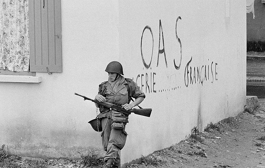 Для борьбы за независимость в 1947 году была создана «секретная организация» (ОС), бывшая радикальным крылом Движения за торжество демократических свобод. В 1953 году ОС объединилась с группами Демократического союза Алжирского манифеста. Центр организации находился в Египте и Тунисе. Согласно плану организации Алжир был поделен на шесть военных округов. 1 ноября 1954 года был создан Фронт национального освобождения (ФНО), целью которого было достижение независимости страны путем переворота