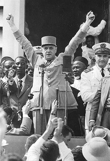 1960 год стал «годом Африки» — 17 стран континента получили независимость, но Алжира среди них не было. Только 8 января 1961 года был проведен референдум по вопросу о его судьбе. За предоставление Алжиру независимости высказались 75% населения. В ответ на это ультраправые 21 апреля организовали «Путч генералов», который провалился через несколько дней. Летом 1961 года активные боевые действия в Алжире практически завершились