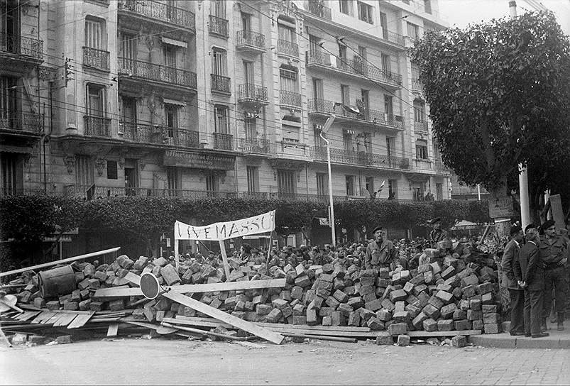 Все это время война в Алжире не прекращалась. В сентябре 1958 года было провозглашено Временное правительство Алжирской республики, которое находилось в Тунисе. Однако борьба ФНО не приносила разультатов: ему не удалось сорвать в Алжире референдум по новой конституции; попытка развернуть террористическую деятельность на территории европейской части Франции была быстро пресечена полицией. Де Голль не видел смысла в вооруженной борьбе и обнародовал пятилетний план экономического развития Алжира («план Константины»), но чтобы угодить ультраправым пообещал крупное военное наступление на партизан. Кроме того, он выдвинул инициативу так называемого «мира храбрых», предусматривавшую амнистию для повстанцев, добровольно сложивших оружие