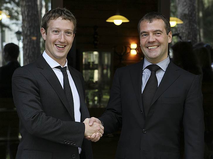 На проходящей в Москве конференции разработчиков Facebook World Hack Марк Цукерберг заявил: «Наибольшее преимущество для вас (разработчиков, — "Ъ") в создании приложений для Facebook, а не для локальных сетей, заключается в возможности получить доступ к почти 1 млрд пользователей». Главным преимуществом своей социальной сети перед другими Цукерберг считает максимальное число пользователей в интернете. В настоящее время Facebook — самая крупная социальная сеть в мире На фото: Марк Цукерберг на встрече с премьер-министром России Дмитрием Медведевым