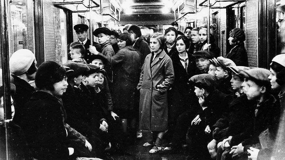 Война не помешала строительству метрополитена. В 1943 и 1944 годах были введены в строй два отрезка пути
