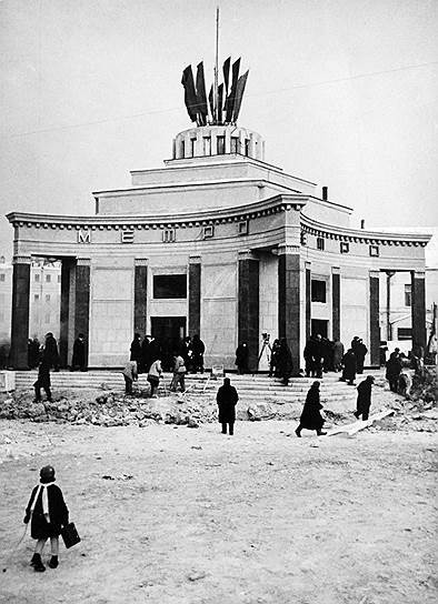 Первый состав, в котором объявляли станции, прошел 12 декабря 1951 года по участку «Сокол» — «Площадь Свердлова». С февраля по октябрь 1953 года на Кольцевой линии проводились испытания системы громкоговорящего оповещения пассажиров с целью практической проверки выбранных систем и выявления недостатков в их работе