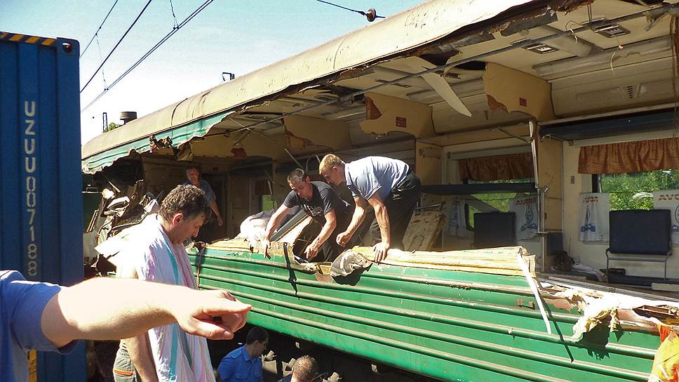 В результате с рельсов сошли 13 вагонов грузового поезда, а два вагона пассажирского состава получили сильные повреждения 