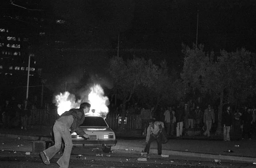 1979 год. Бунт Белой ночи в Сан-Франциско, вызванный объявлением мягкого приговора Дэну Уайту за убийство мэра города Джорджа Москоне и члена Наблюдательного совета Харви Милка, который был одним из первых открытых геев, выбранных в США на политическую должность