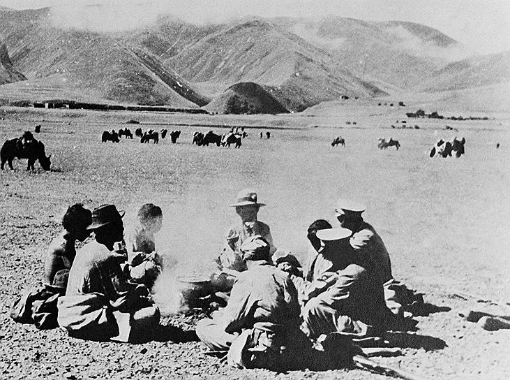 23 мая 1951 года в результате китайской экспансии в Тибет между правительством Китая и представителями далай-ламы было подписано так называемое «Соглашение из 17 пунктов», согласно которому которому Тибет включался в состав КНР с сохранением правительства 