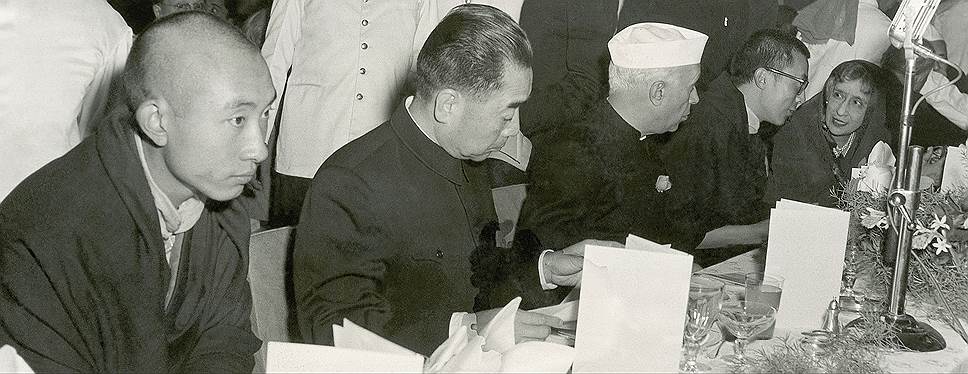 29 марта 1959 года в Массури в Индии было создано правительство Тибета в изгнании во главе с далай-ламой XIV (на фото справа). С самого начала существования организация поставила перед собой задачу «реабилитации тибетских беженцев и восстановление свободы и счастья в Тибете» 