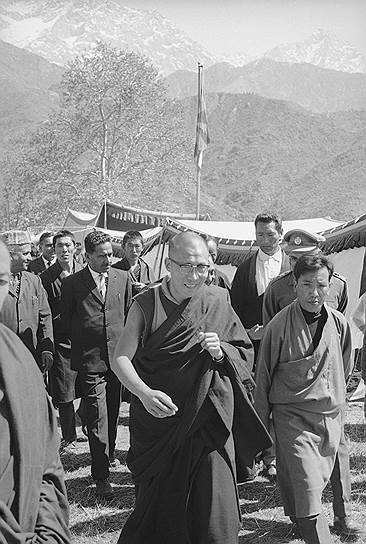 В феврале 1960 года было создано первое тибетское сельское поселение в Билакуппе в Южной Индии. В апреле того же года тибетское правительство переехало в Дхарамсалу, где был создан Тибетский парламент в изгнании (ныне — Ассамблея тибетских народных депутатов)  На фото далай-лама в Джарамсале) 