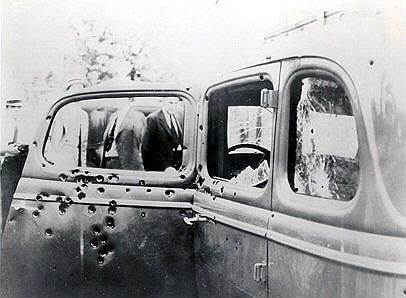 23 мая 1934 года усилия полиции увенчались успехом: Бонни и Клайд попали в засаду и были убиты. Их машина была буквально изрешечена пулями: 167 пуль прошили машину, из них больше 110 попали в бандитов (около 60 — в Бонни и около 50 — в Клайда). После убийства Бонни и Клайда полицейский Фрэнк Хеймер скажет журналистам: «Жаль, что я убил девчонку. Она мне так нравилась. У нас даже роман был. Однако он изначально был обречен на печальный исход». Муж Бонни, с которым она жила с 1929 по 1930 год, узнав о смерти супруги, сказал: «Я рад, что они так повеселились. Это гораздо лучше, чем быть пойманным»