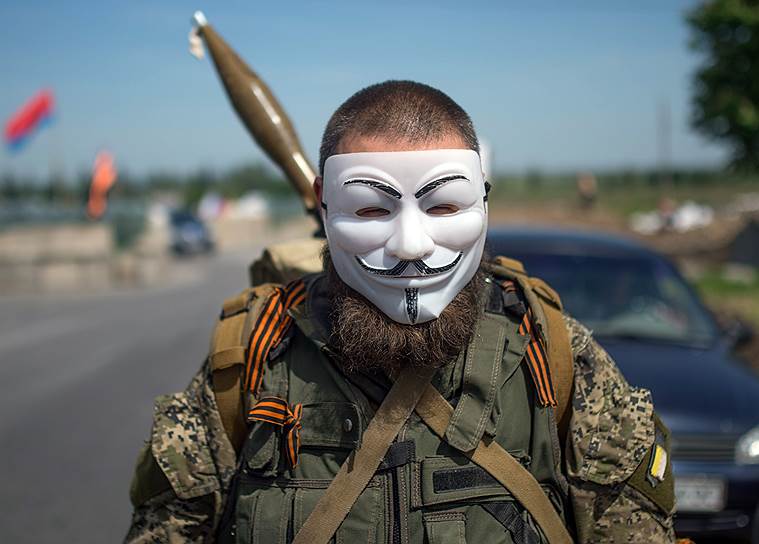 23 мая. Народный ополченец во время дежурства на блокпосту в поселке Семеновка 