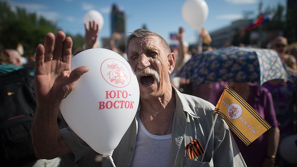 24 мая. Митинг в честь соединения Луганской и Донецкой республик в государство Новороссия на площади Ленина в Донецке 