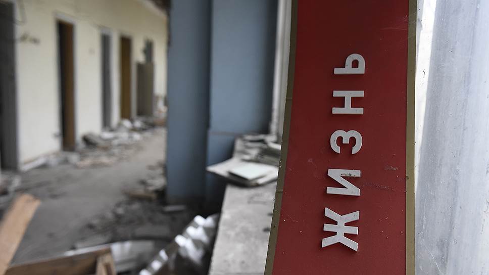 Когда-то этажи административного корпуса АЗЛК занимали руководство завода, бухгалтерия и другие непроизводственные отделы. Сегодня здание закрыто для посетителей: кабинеты завалены осыпавшейся штукатуркой и всяким хламом 