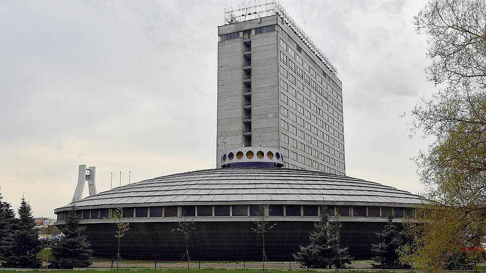 Вид на здание бывшего музея «Москвича» и административный корпус за ним 
