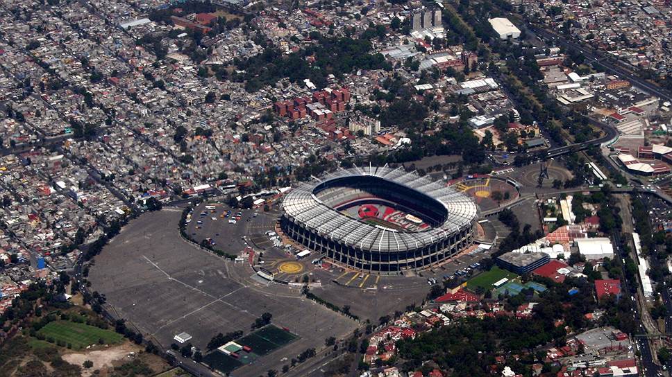 «Ацтека»/Estadio Azteca Город: Мехико, Мексика Вместимость: 105 000 человек Год постройки: 1966 Стоимость строительства: $19,3 млн Описание: Построенный еще в 1996 году «Ацтека» сегодня занимает пятое место среди самых больших футбольных стадионов мира. Это главный стадион Мексики, где проводятся домашние матчи сборной страны. На «Ацтеке» 22 июня 1986 года Диего Марадона забил «гол столетия» (лучший гол в истории чемпионатов мира по футболу по итогам опроса FIFA) в ходе матча Аргентина—Англия